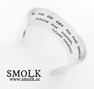 Brett armband med blank utsida och DIN EGEN TEXT på insidan - Smolk Sweden