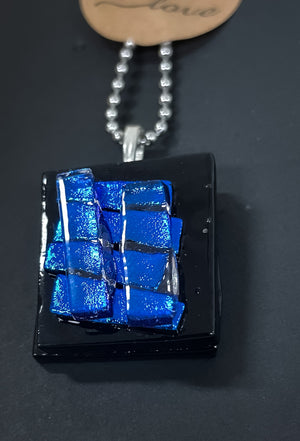 Smycke av fusat glas Svart & Blå Tackfuse (finns bara ett) - Smolk Sweden