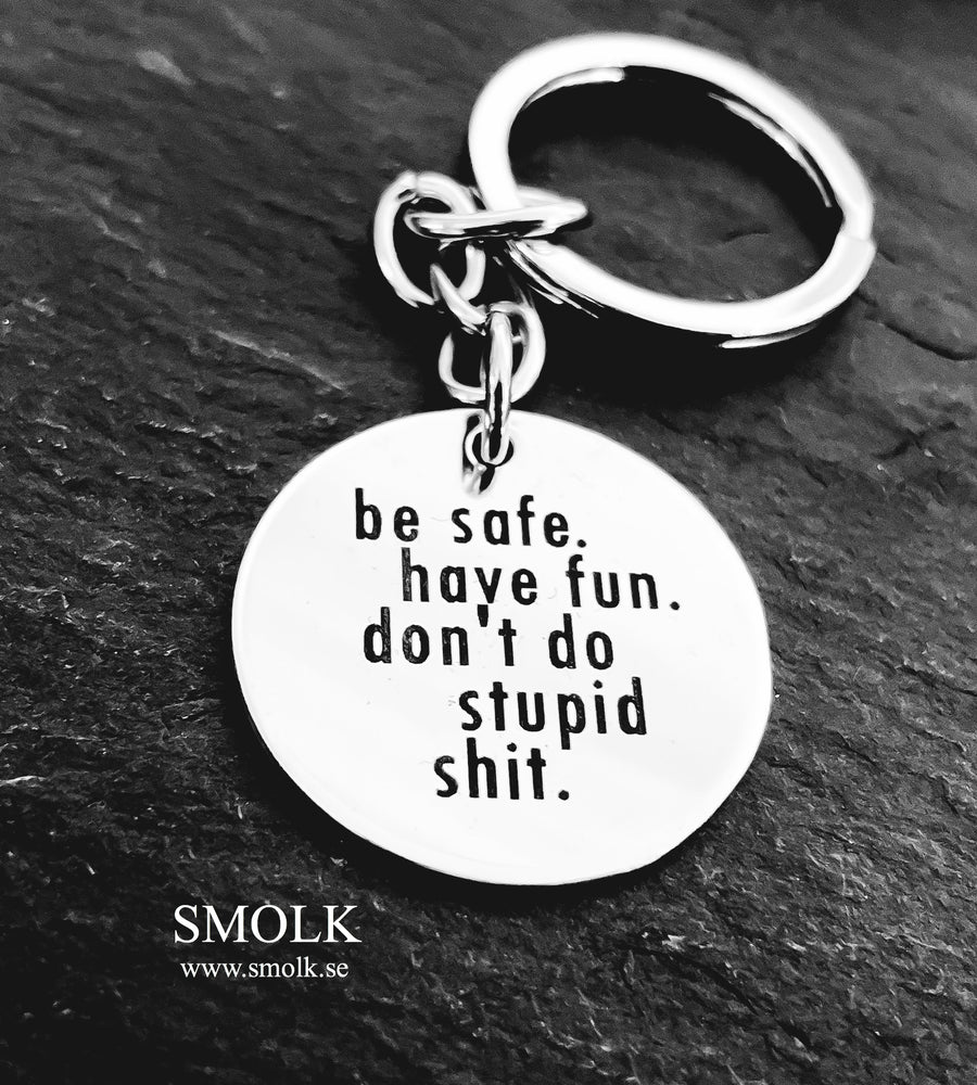 be safe. have fun. don't do stupid shit. (nyckelring) - Smolk Sweden
