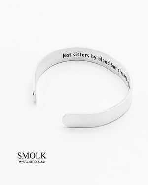 Not sisters by blood but sisters by heart (+ "kvinnohjärta") Armband 9 mm - Smolk Sweden
